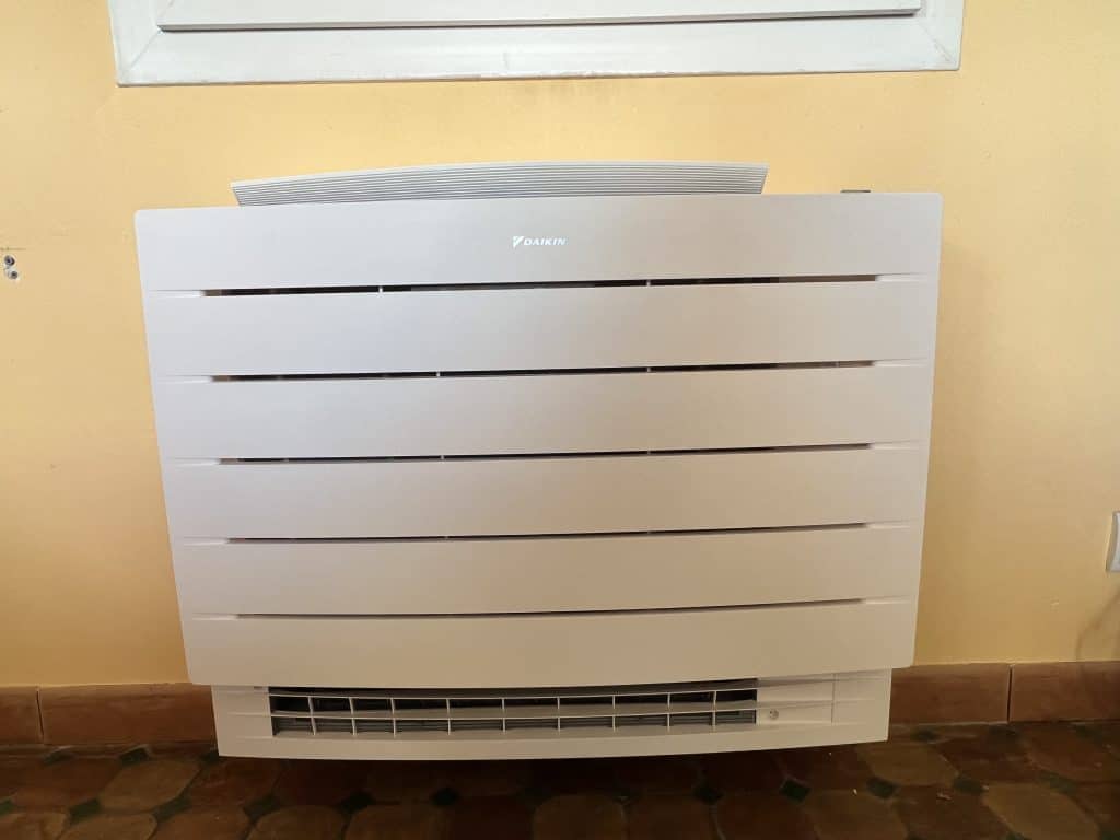 Console de climatisation à Villeveyrac